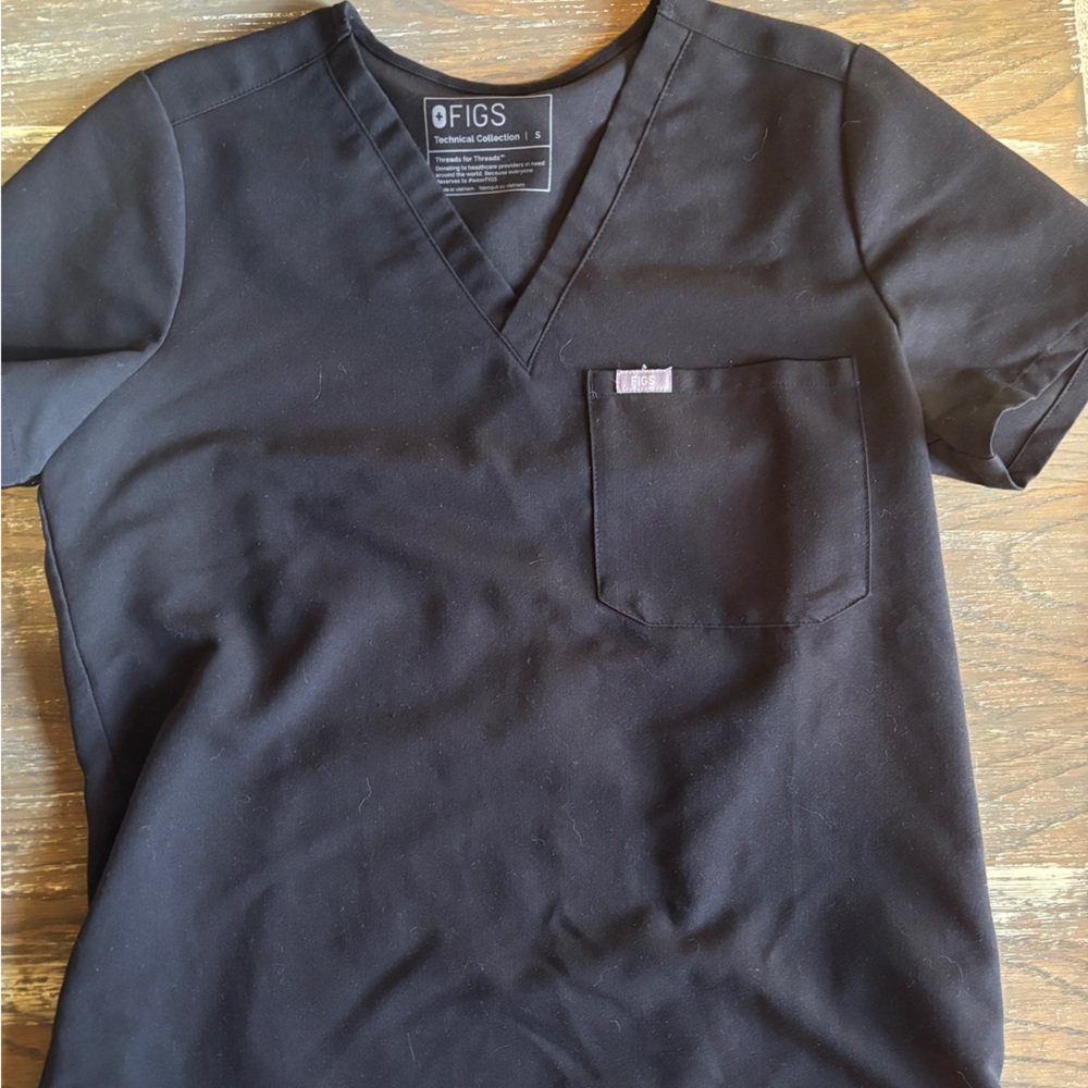 Figs women’s black V-Neck Tee